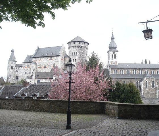 Burg Stolberg mit bl&uuml;hender Kirsche, &copy; Christian Altena