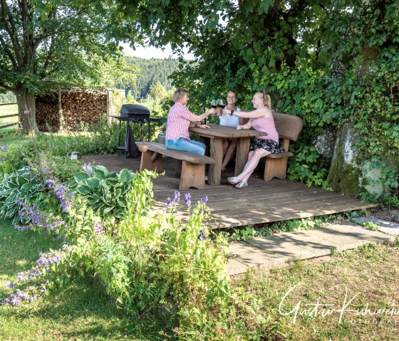 Terrasse mit Aussicht unter alten Bumen, &copy; Nordeifel Tourismus GmbH & Ferienwohnung Sternenblick Hellenthal