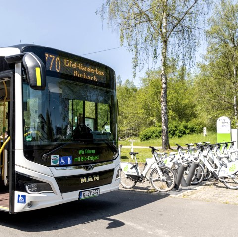Eifelsteig-Wanderbus und Leihr&auml;der am Bahnhof, &copy; Eifel Tourismus GmbH, Dominik Ketz