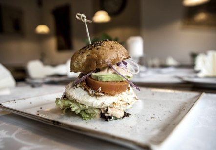 Landgasthaus "Zum Kreuzberg" Burger, &copy; CC BY-SA Andreas Goltz