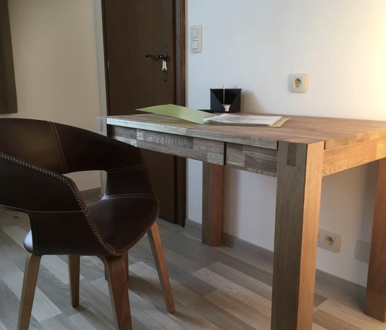 Schreibtisch, &copy; Nordeifel Tourismus GmbH & Hotel Schr&ouml;der