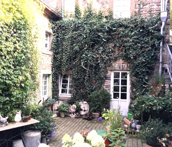 Posthalterhof_Innenhof, &copy; Nordeifel Tourismus GmbH & Denkmal Posthalterhof, Ferienwohnungen