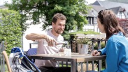 Pause auf der Terrasse in Café und Bar Marielle, © Eifel Tourismus GmbH, AR - shapefruit AG