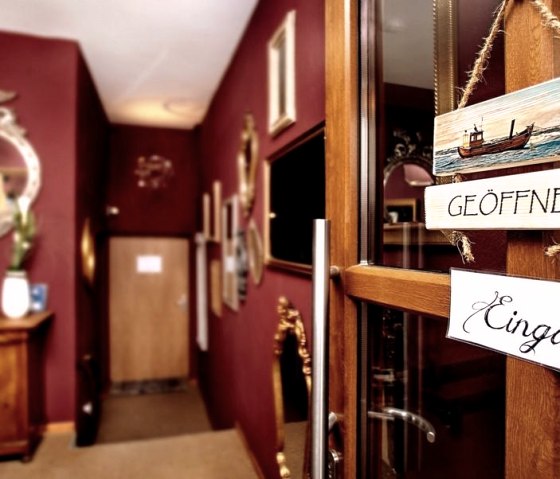 Eingangsbereich, &copy; Katryn Kaufmann - Hinter den Spiegeln