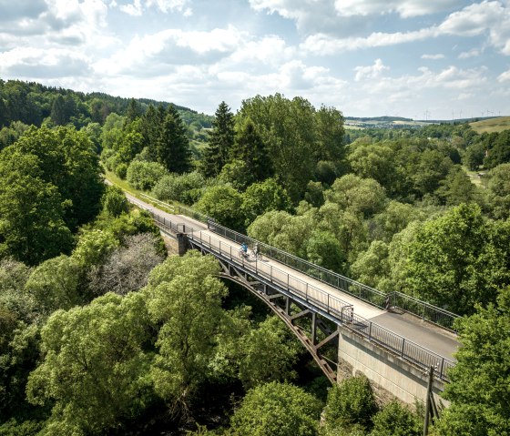 The Kyll cycle path also leads over bridges, like here near Stadtkyll, &copy; Eifel Tourismus GmbH, Dominik Ketz