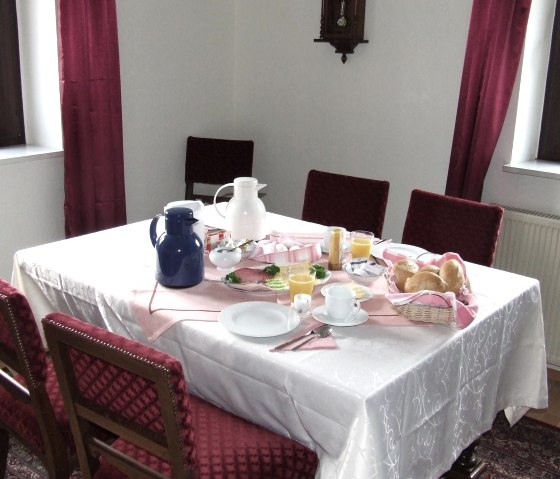 Fr&uuml;hst&uuml;ckstisch, &copy; Nordeifel Tourismus GmbH & G&auml;stehaus J&uuml;tten