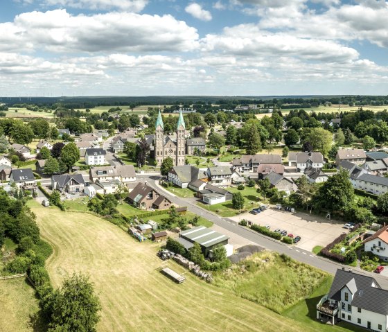 Kalterherberg mit Eifeldom, &copy; Eifel Tourismus GmbH, Dominik Ketz