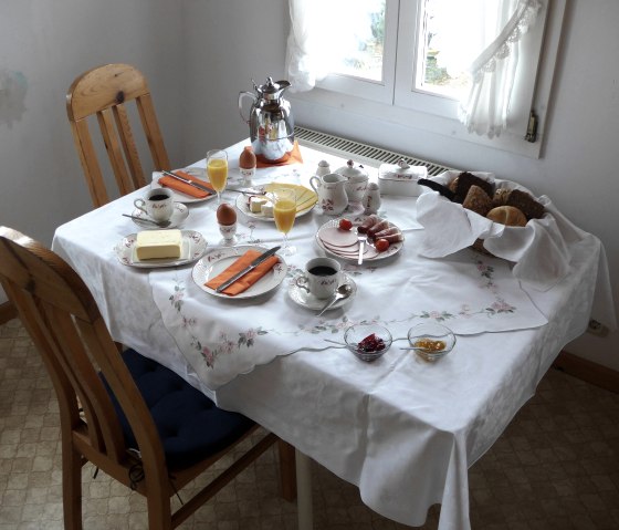 N&auml;hkiste Fr&uuml;hst&uuml;ckstisch