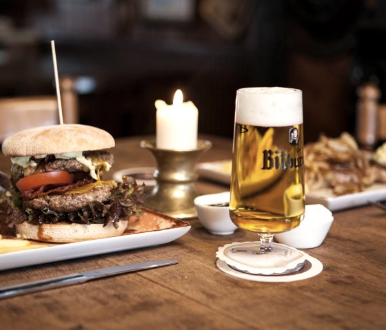 Burger im Irish Pub, &copy; Andi Goltz/ Phormat.de