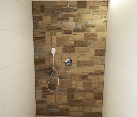 Dusche mit Kopfbrause im Wellnessbereich, &copy; Elke Greven & Nordeifel Tourismus GmbH