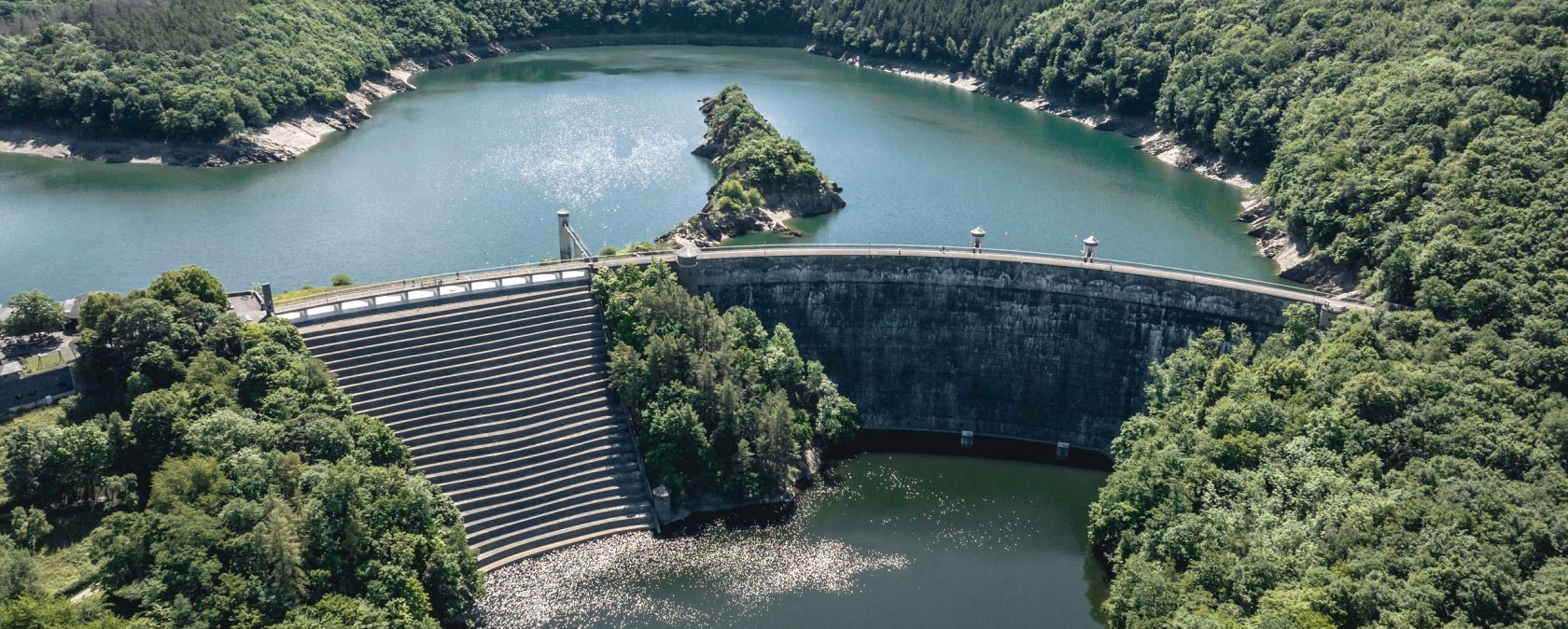 Blick auf die Urfttalperrre im Nationalpark Eifel, © Eifel Tourismus GmbH, Dennis Stratmann-finanziert durch REACT-EU