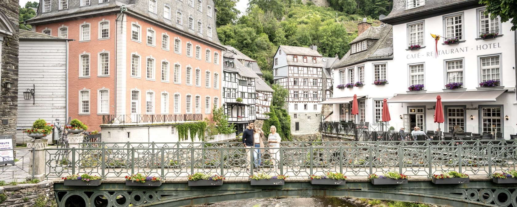 Die Rurbr&uuml;cke und das Rote Haus, &copy; Eifel-Tourismus GmbH, Dominik Ketz