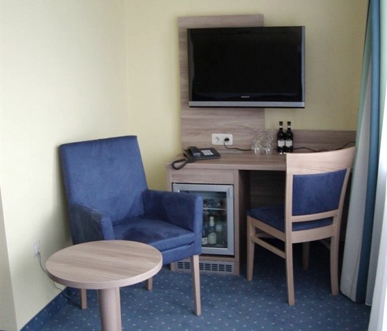 Sekret&auml;r Minibar, &copy; Nordeifel Tourismus GmbH & Hotel Schlossblick