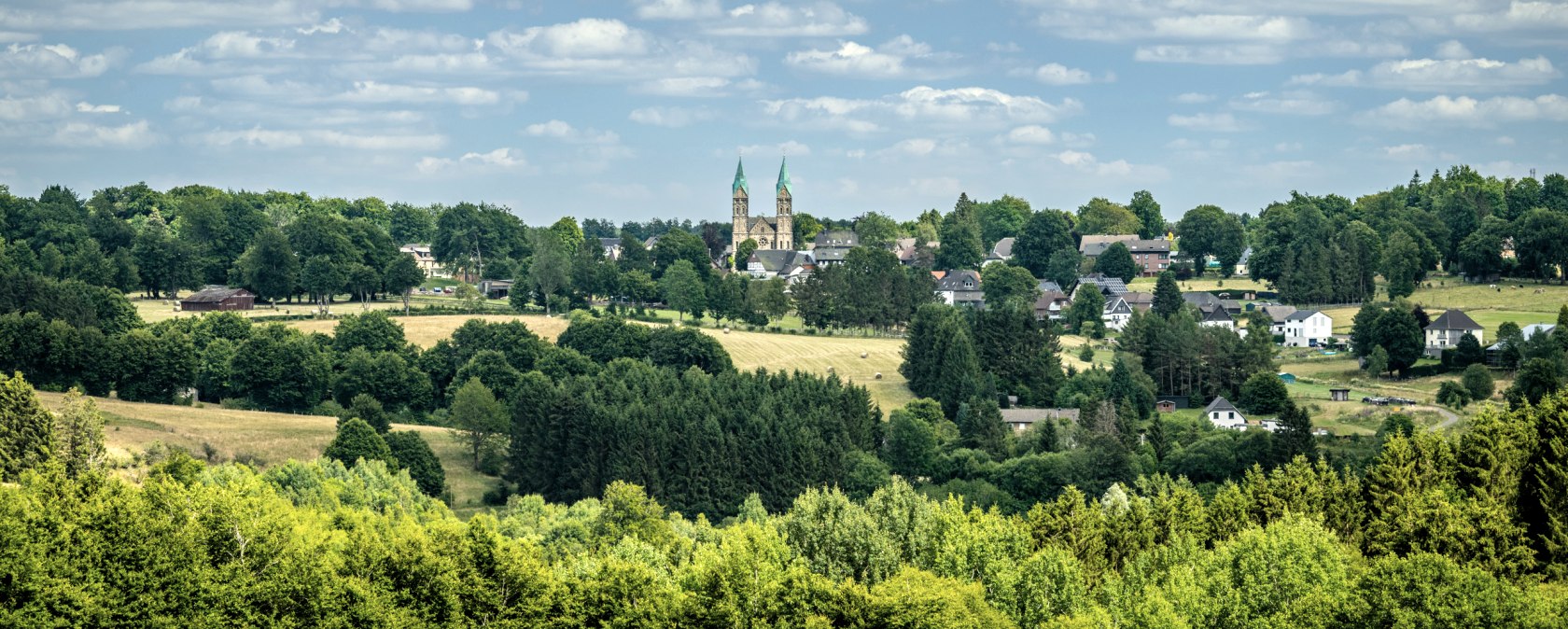 Ausblick Vennapostelweg auf Dom Kalterherberg, &copy; Eifel Tourismus GmbH, Dominik Ketz