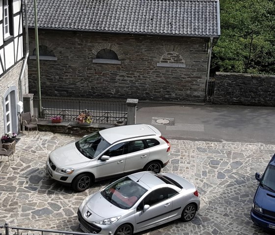 Wasserkraftwerk 1, 2, 3 Parkplatz am Geb&auml;ude