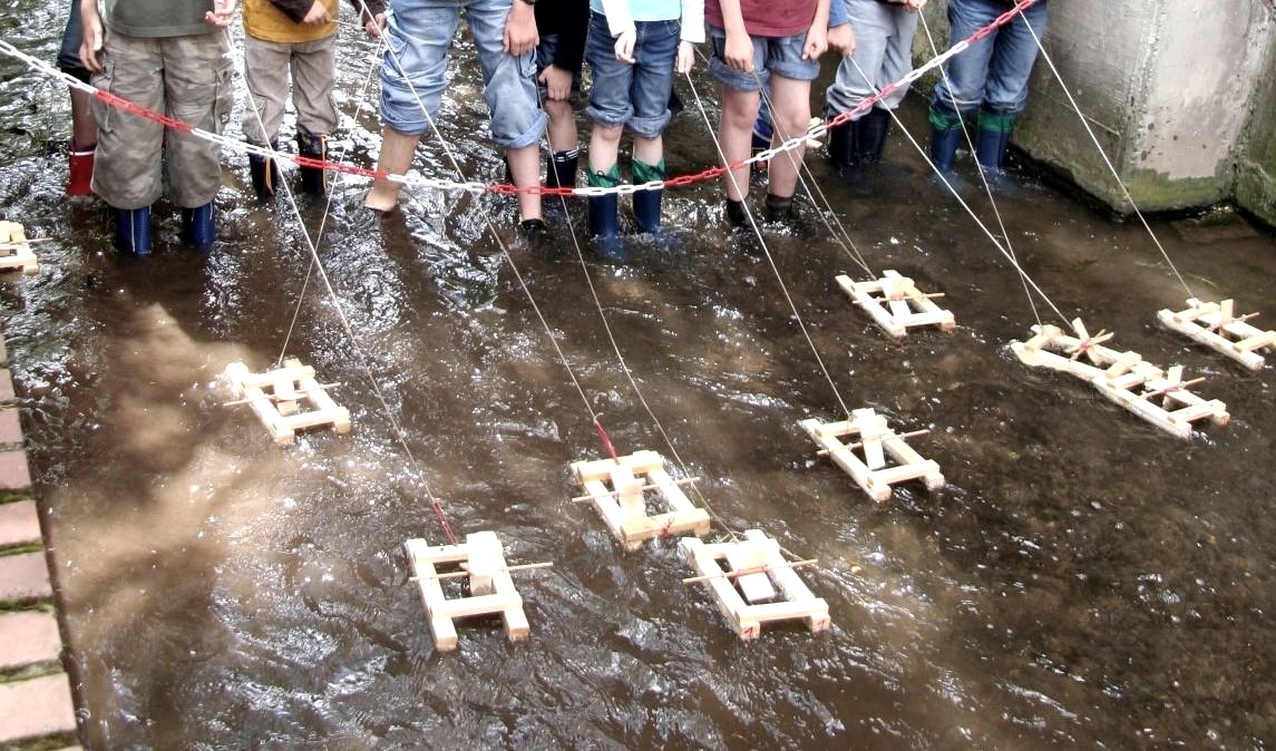 Kleine Katamarane werden ins Wasser gelassen, © LVR-Industriemuseum