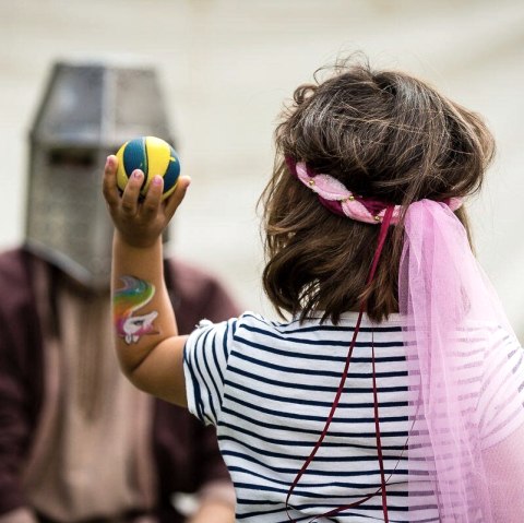Kleine Rittersfrau beim Dosenwerfen, &copy; Mike Goehren
