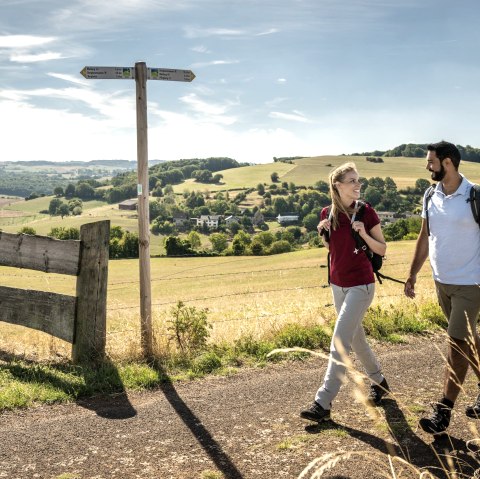 Wanderer auf der EifelSpur "Soweit das Auge reicht, &copy; Eifel Tourismus GmbH - Dominik Ketz