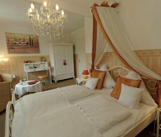 Romantik-Doppelzimmer-, &copy; Nordeifel Tourismus GmbH & Burghaus und Villa Kronenburg