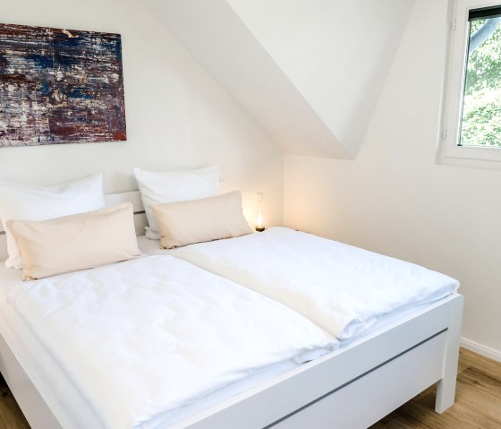 Schlafzimmer mit Doppelbett, &copy; Fotostudio Uschi Kitschke