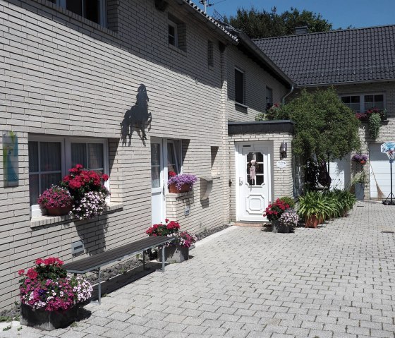 Hofeinfahrt und ebenerdiger Eingang, &copy; Elke Greven & Nodeifel Tourismus GmbH