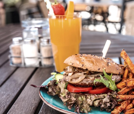 Burger im Restaurant B&uuml;rgerstube, &copy; Hotel Restaurant B&uuml;rgerstube