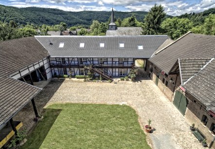 Hof der Burg Blens mit  Blick auf die FeWo's