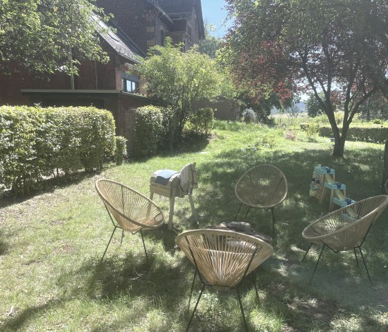 Gem&uuml;tliche Garten-Sitzecke f&uuml;r Gro&szlig; und Klein