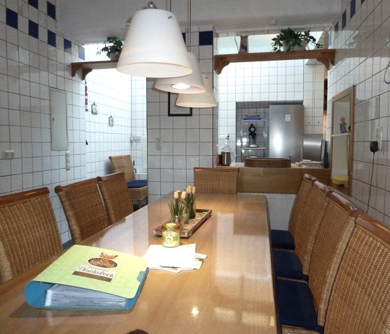 Tisch f.12 Personen in K&uuml;che Haus, &copy; Ewert