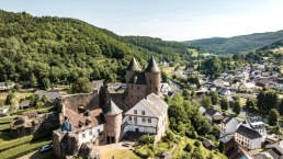 Bertradaburg mit Blick auf M&uuml;rlenbach, &copy; Eifel Tourismus GmbH, Dominik Ketz