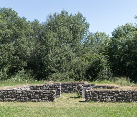 Ruinen eines römischen Tempels auf einer grünen Wiese, umgeben von dichten Bäumen unter klarem Himmel., © Nordeifel Tourismus GmbH