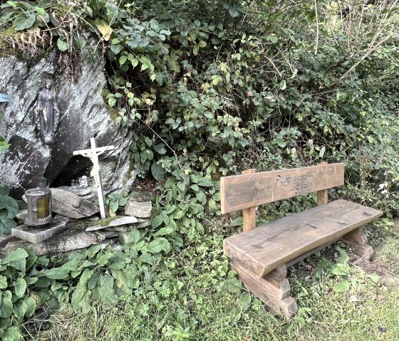 Kreuz und Sitzbank, &copy; Rureifel-Tourismus e.V., Michelle Wiesen