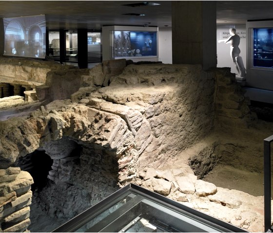 Feuerstelle mit Blick in die Ausstellung, &copy; Axel Th&uuml;nker, DGPh