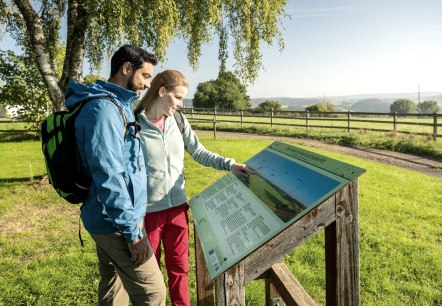 Wanderer an einem EifelBlick, &copy; Eifel Tourismus GmbH - Dominik Ketz