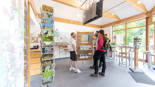 Beratung im Infopunkt Zerkall, © Eifel Tourismus GmbH, AR-shapefruitAG