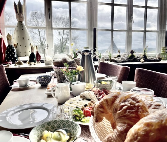 Fr&uuml;hst&uuml;ck _, &copy; Nordeifel Tourismus GmbH & Burghaus und Villa Kronenburg