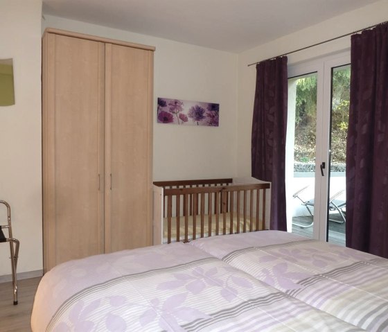 Zimmer Sonnenschein mit Kinderbett und Terrasse1, &copy; Ewert