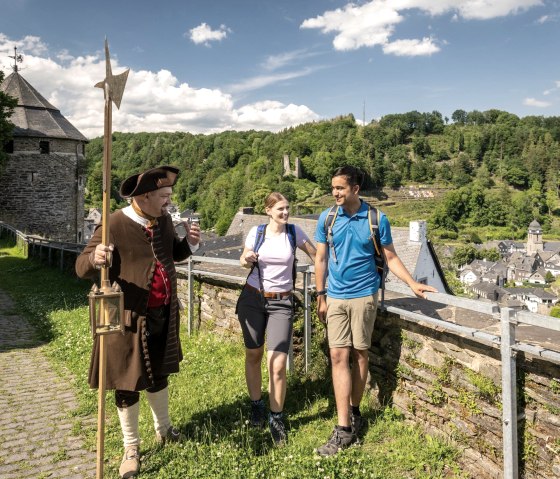 F&uuml;hrung auf der Burg mit Blick zur Hallerruine, &copy; Eifel-Tourismus GmbH, Dominik Ketz