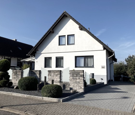 Au&szlig;enansicht des modernen Hauses, &copy; FeWo Atempause
