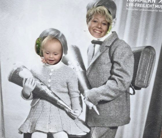 Kind und Mama hinter Fotowand, &copy; Lena Poth