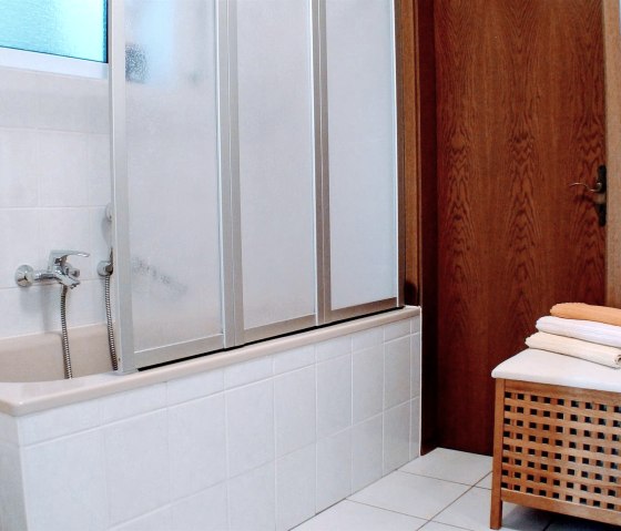 Bad mit Badewanne - Einklappbare Abtrennung, &copy; Nordeifel Tourismus GmbH & Dietmart Frank