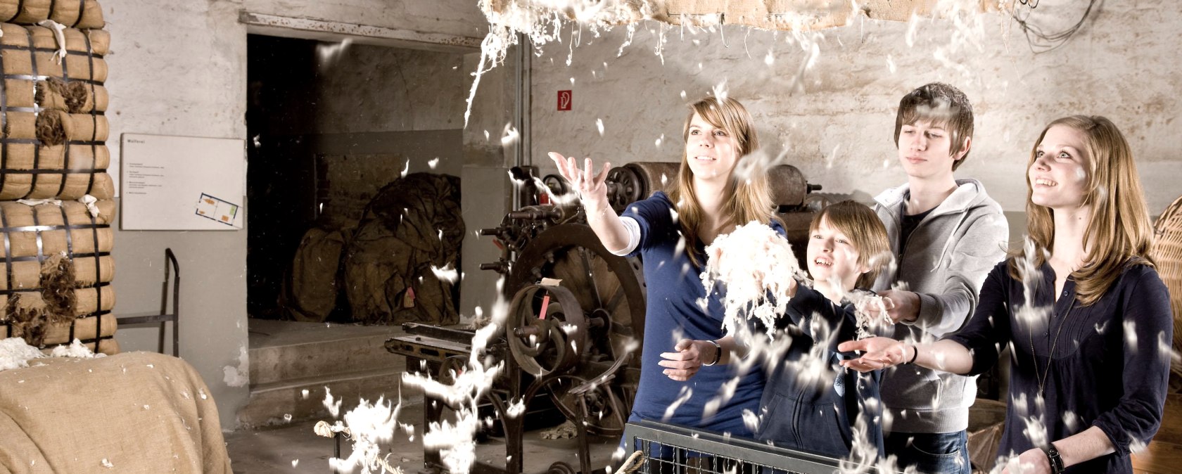 Familienführung durch die Tuchfabrik Müller, © LVR-Industriemuseum, Foto: Stefan Arendt