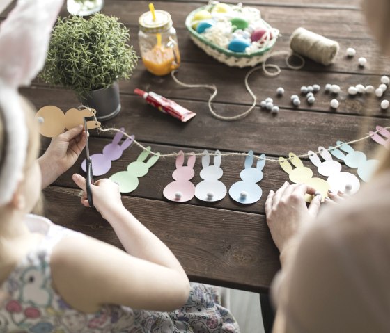 Osterbasteln mit Kindern, &copy; Freepik