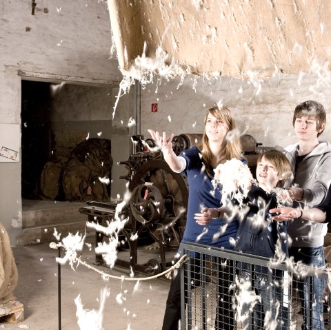 Familienf&uuml;hrung durch die Tuchfabrik M&uuml;ller, &copy; LVR-Industriemuseum, Foto: Stefan Arendt