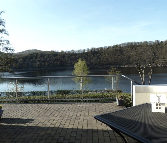 Blick von den Fewo`s auf den See, &copy; Ewert