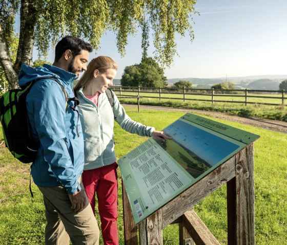 Wanderer an einem EifelBlick, &copy; Eifel Tourismus GmbH - Dominik Ketz