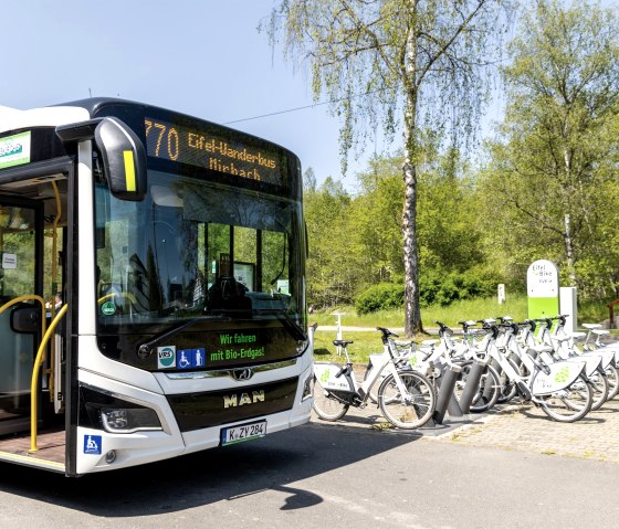 Eifelsteig-Wanderbus und Leihr&auml;der am Bahnhof, &copy; Eifel Tourismus GmbH, Dominik Ketz