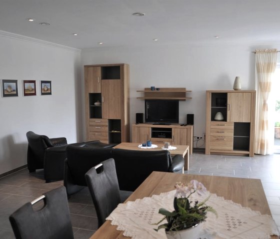 Wohnzimmer mit Esstisch, &copy; www.rureifel-fewo.de