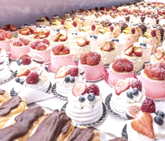 homemade cake, tartlets, &copy; Caf&eacute; Flink