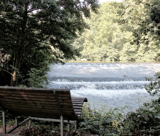 Auszeit an der Rur mit kleinem Wasserfall, © Rureifel-Tourismus e.V.